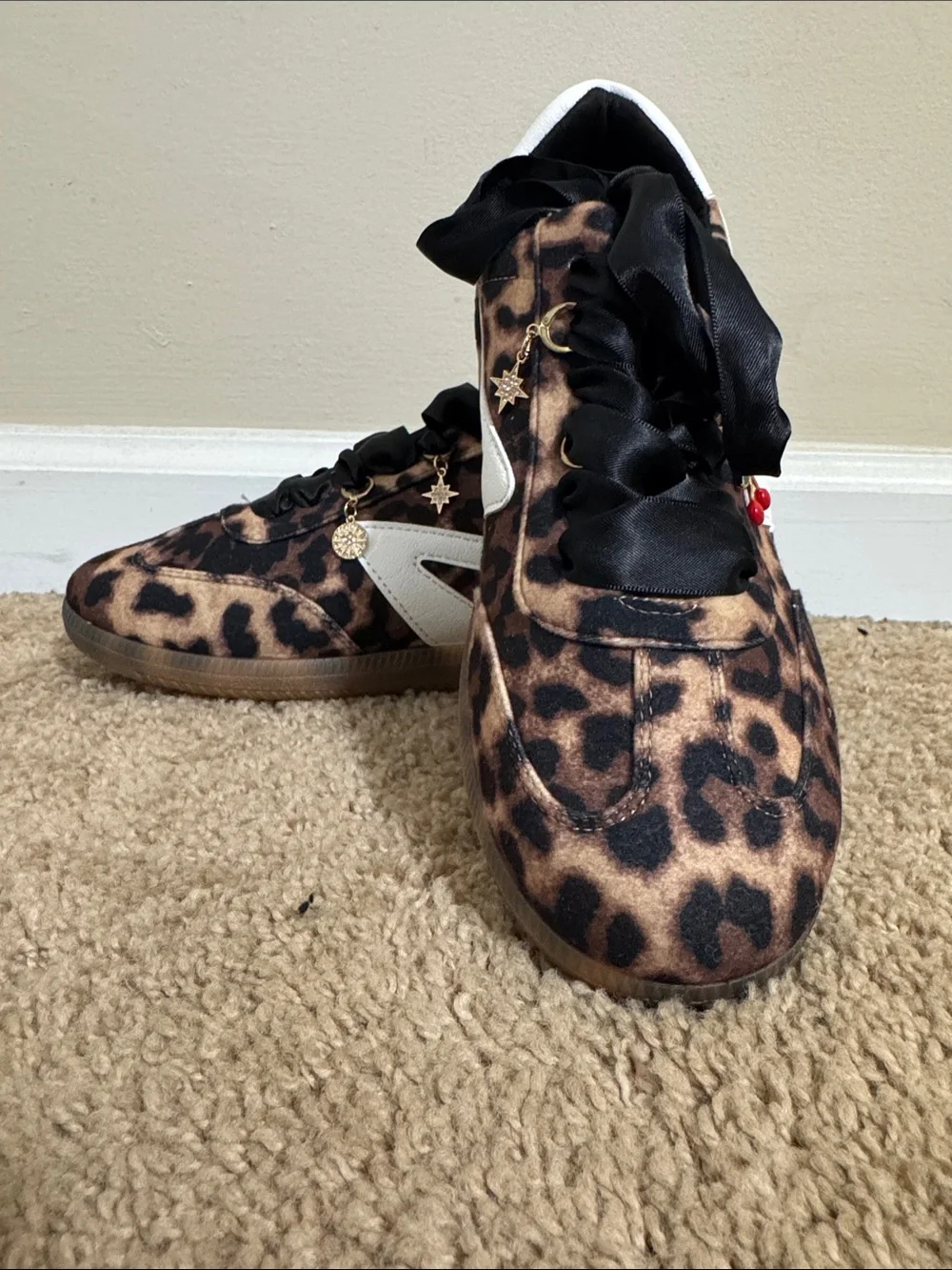 NEW DV Dolce Vita Quantum Charm Leopard Print Sneaker Cherry Charm size 6 Casual